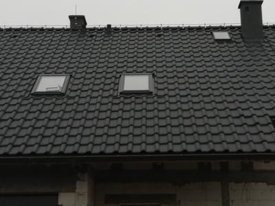 pokryty czarny dach 11