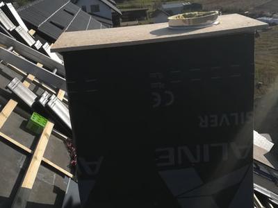czarny komin na dachu 3